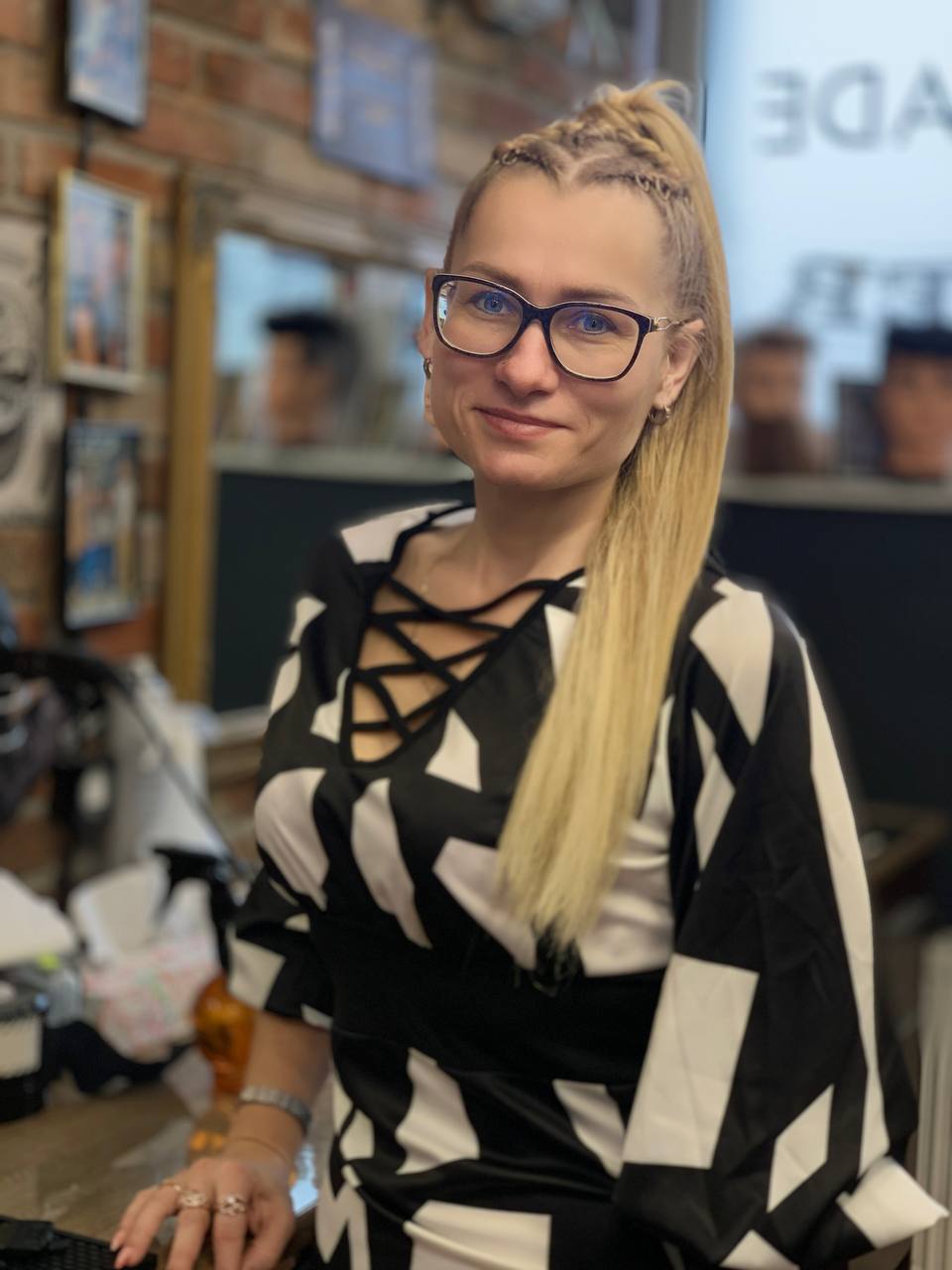blond kobieta w koszuli i okularach